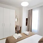Jona's Luxury Escape ساراندا