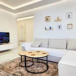 Jona's Luxury Escape ساراندا
